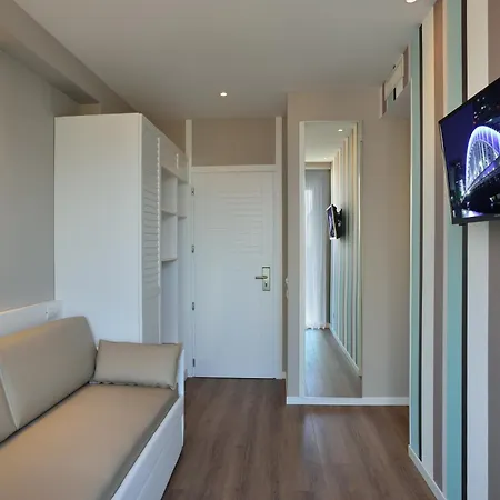 Embassy & ホテル 3*