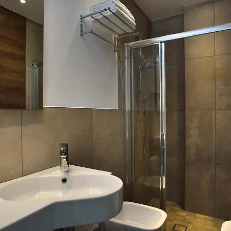 Embassy & Ξενοδοχείο