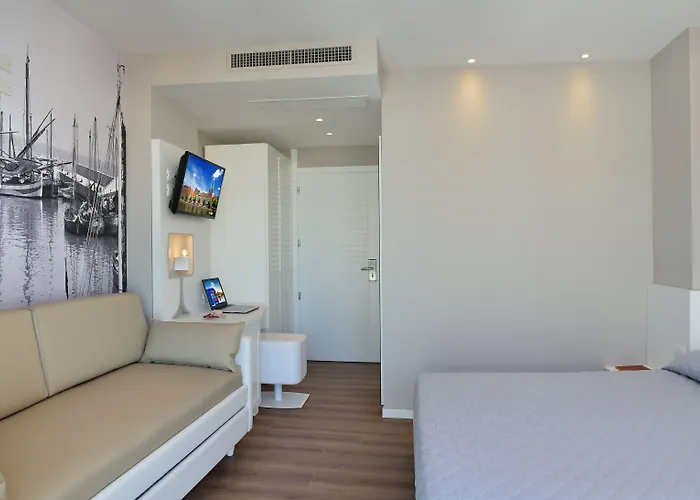 Embassy & Hotell