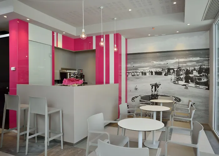 Embassy & Hotell
